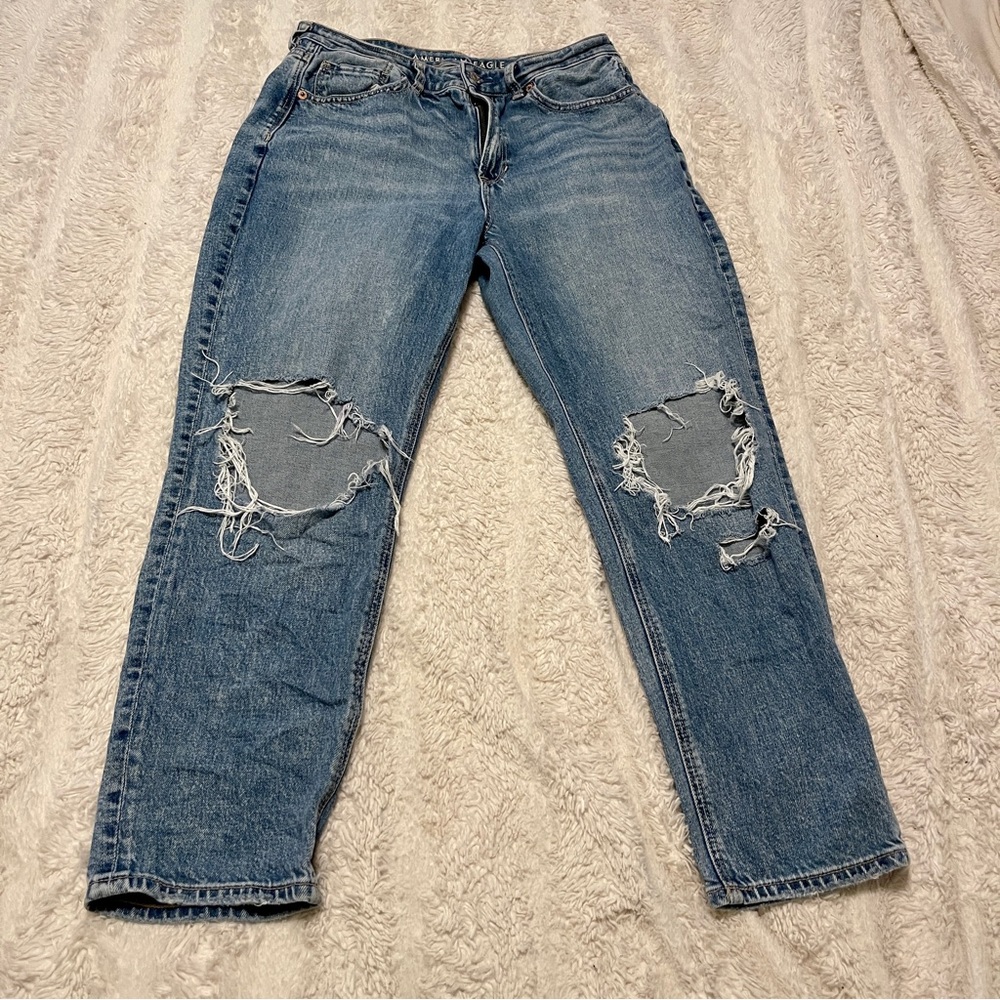 Distressed ripped denim mom jeans 8 short American Eagle